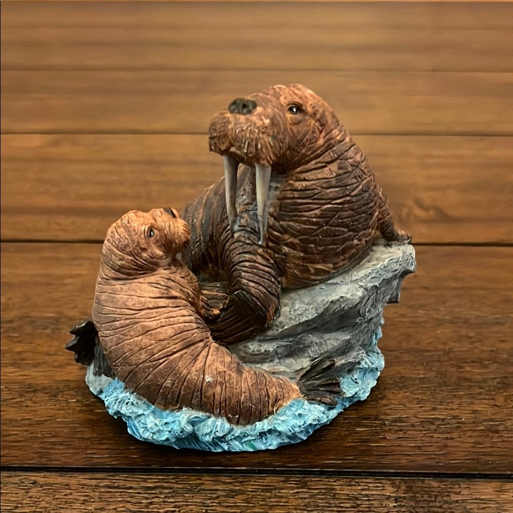 Russ Oceana Walrus Statue